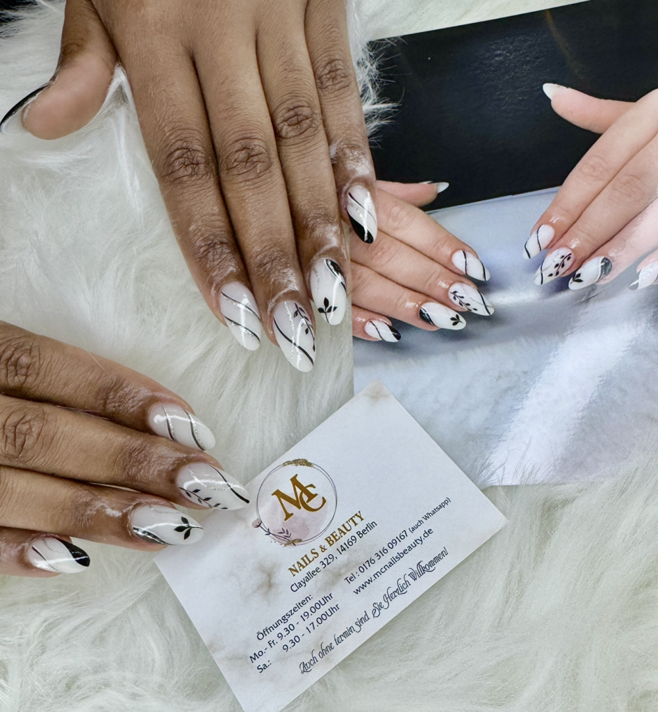 Milchige weiße Fingernägel mit schwarzen minimalistischen Linien, professionell gestaltet im Nagelstudio MC Nails & Beauty in Berlin Zehlendorf