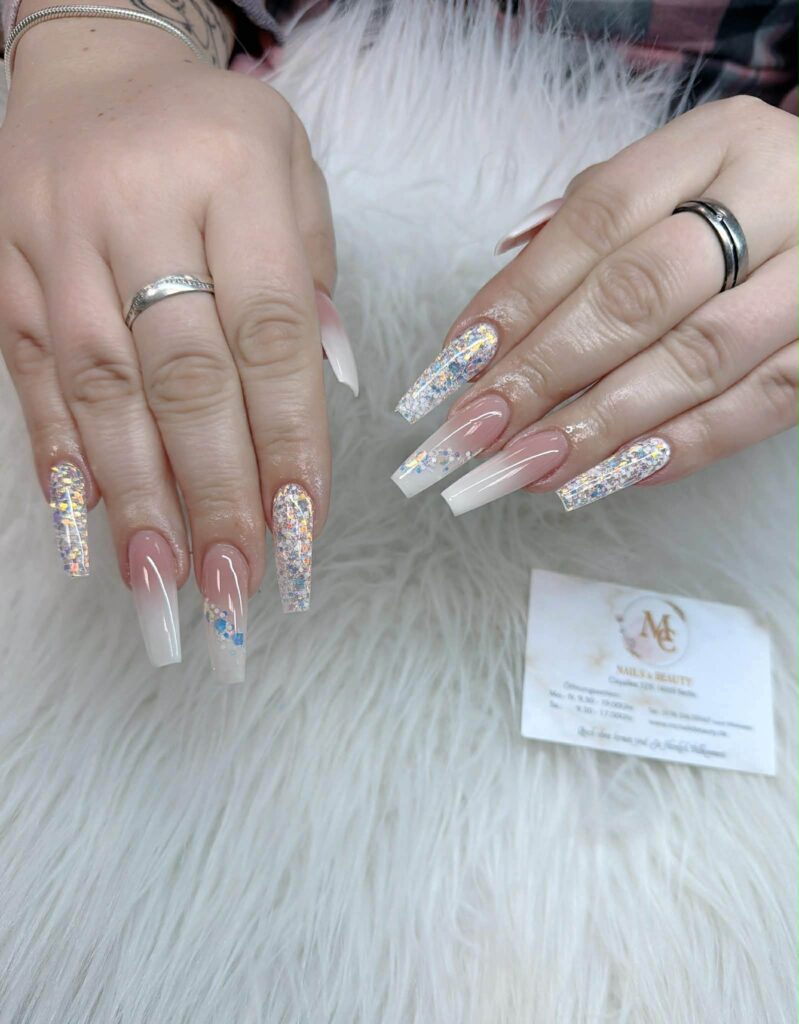 Elegante Babyboomer Gelnägel mit Glitzer im Nagelstudio Zehlendorf Berlin