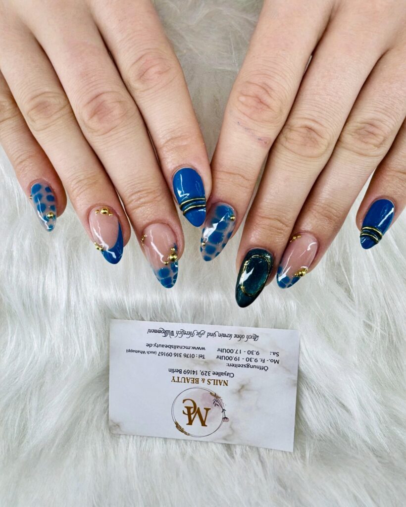 Blue gel nails with gold design in Berlin Zehlendorf at MC Nails & Beauty