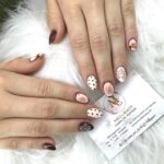 Nude und braunes Nageldesign mit Punkten und Blumen bei MC Nails & Beauty Berlin