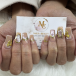 Cat Eye Chrome Gel Nägel mit Nude Base und goldener Nail Art im Nagelstudio Berlin Zehlendorf
