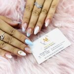 Elegantes Nageldesign Berlin mit Ombre Blau Weiß und filigranen Mustern auf langen Nägeln