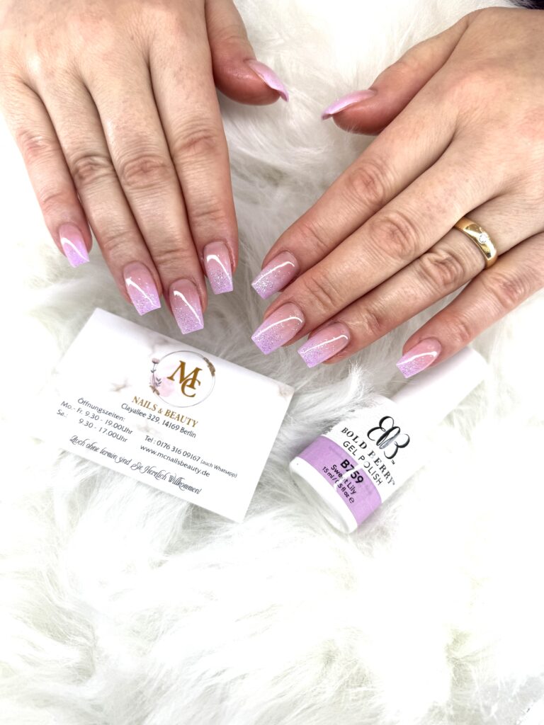 Rosa Babyboomer Gelnägel mit Glitzer Verlauf – elegantes Nageldesign bei MC Nails & Beauty Berlin