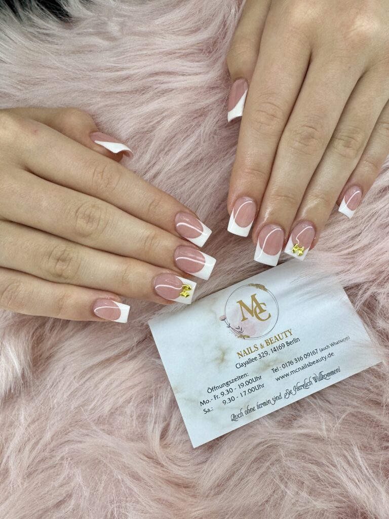 Französische Maniküre mit 3D-Dekor: Elegant Nagelstudio Berlin Zehlendorf