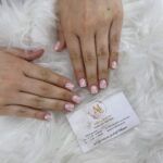 Französisches Milchglas-Naildesign mit Blumen in Berlin Zehlendorf