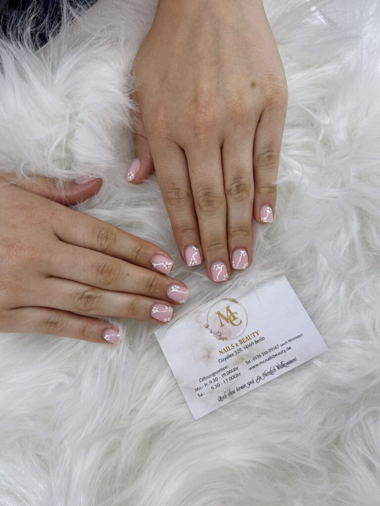 Französisches Milchglas-Naildesign mit Blumen in Berlin Zehlendorf