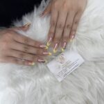 French Manicure Berlin: Gelbe Almond Nails mit Blumen im Frühling