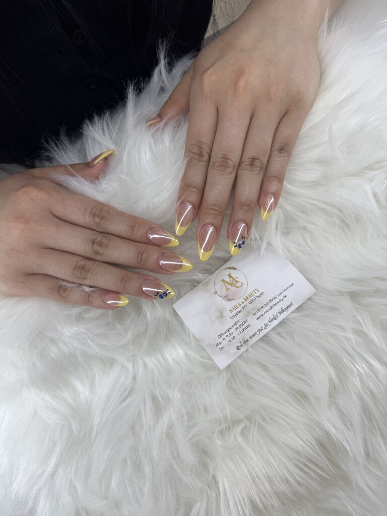 French Manicure Berlin: Gelbe Almond Nails mit Blumen im Frühling