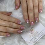 Luxuriöse French Manicure mit metallischer Spitze – Ihr Nageldesign Berlin Zehlendorf