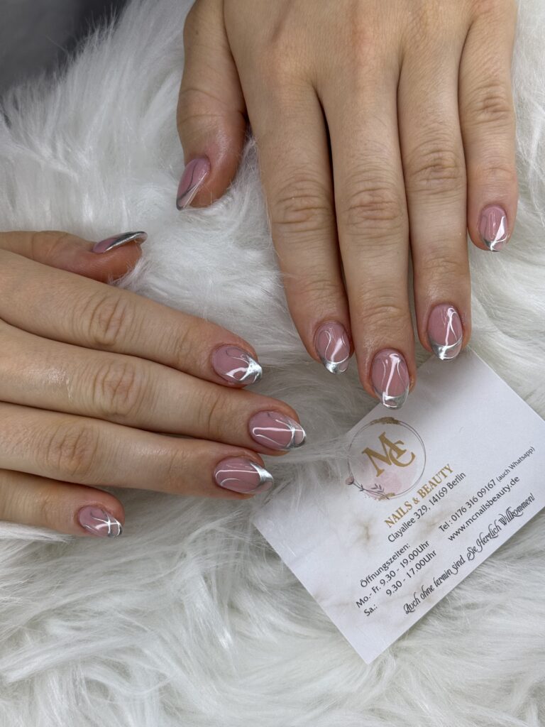 Luxuriöse French Manicure mit metallischer Spitze – Ihr Nageldesign Berlin Zehlendorf