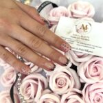 French Manicure mit Punkte-Design – Luxus Nail Art in Berlin Zehlendorf