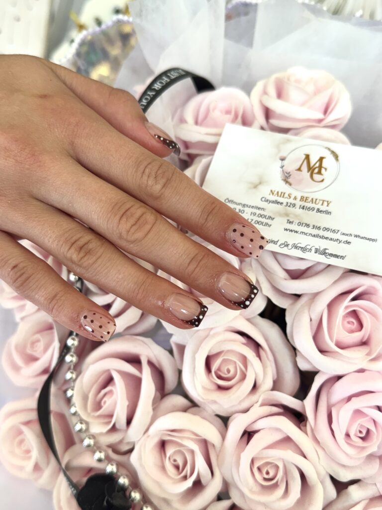 French Manicure mit Punkte-Design – Luxus Nail Art in Berlin Zehlendorf