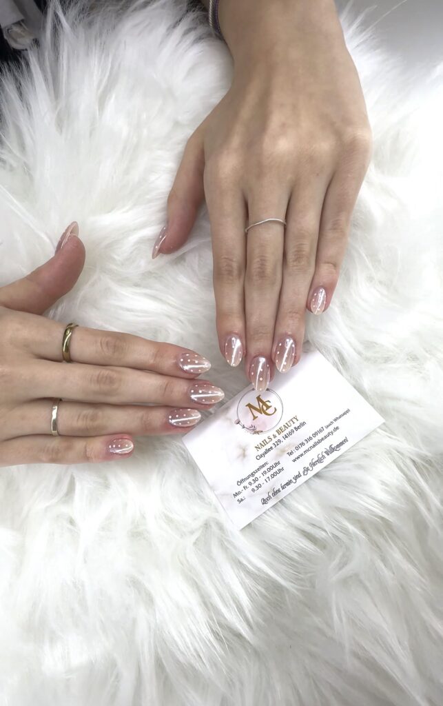 Modernes Chrom Ombre Nageldesign mit glänzendem Finish und eleganten Details bei MC Nails & Beauty in Berlin Zehlendorf entdecken.
