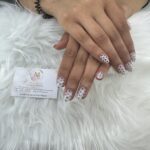 Punkte Nageldesign Berlin Zehlendorf – Elegante Polka Dot Nägel im Luxusstudio