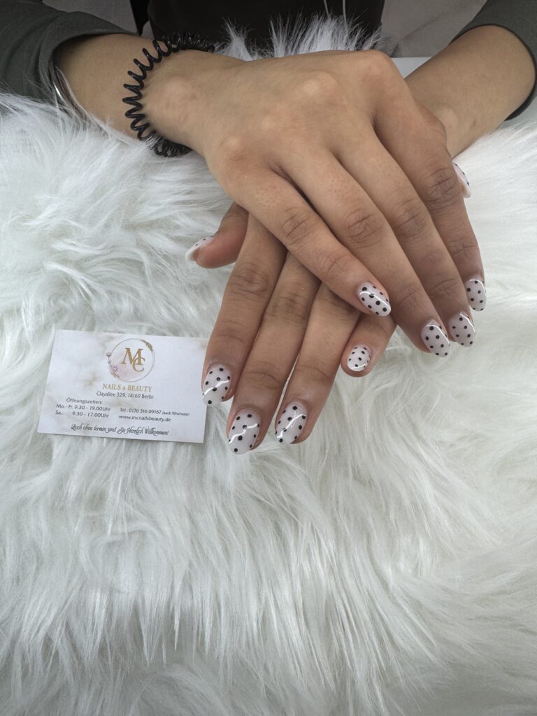 Punkte Nageldesign Berlin Zehlendorf – Elegante Polka Dot Nägel im Luxusstudio
