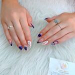 Französische Maniküre mit blauer Spitze: Nageldesign-Trend in Berlin Zehlendorf