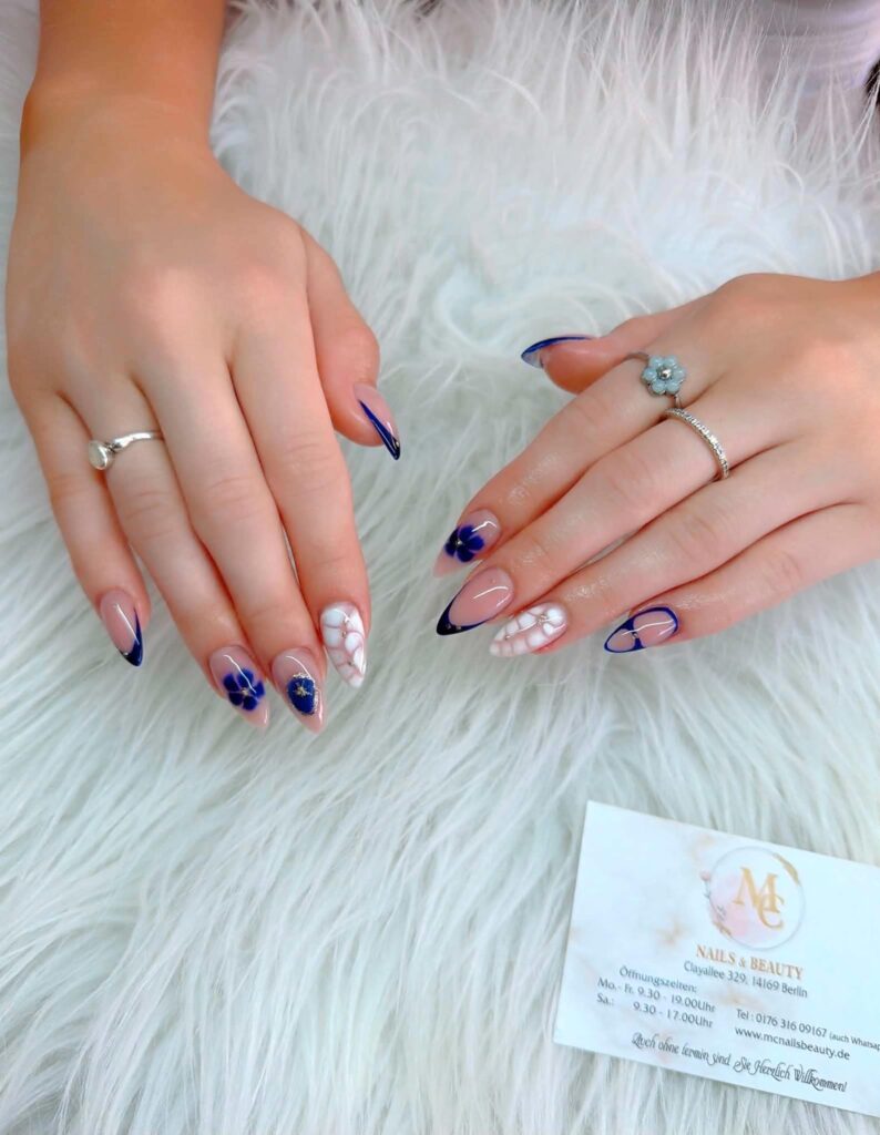 Französische Maniküre mit blauer Spitze: Nageldesign-Trend in Berlin Zehlendorf