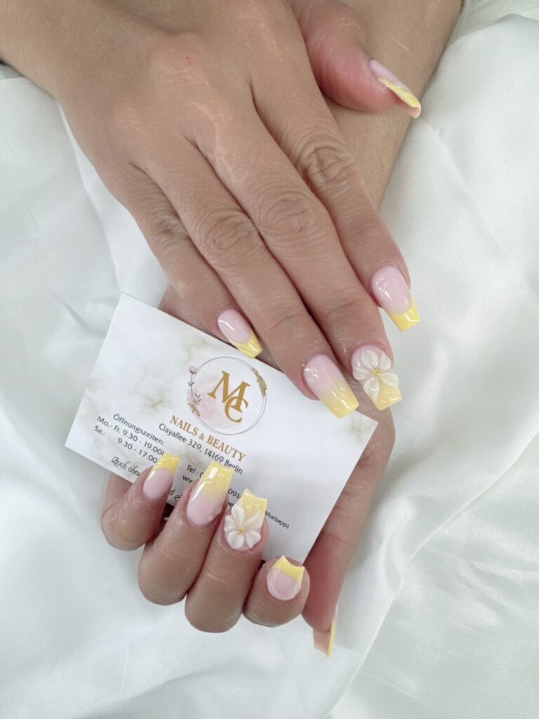Gelbe French Nails mit 3D-Blumen im Nagelstudio MC Nails & Beauty Berlin Zehlendorf