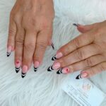 Schwarze French Nails mit Herzdetail im Nagelstudio Berlin Zehlendorf