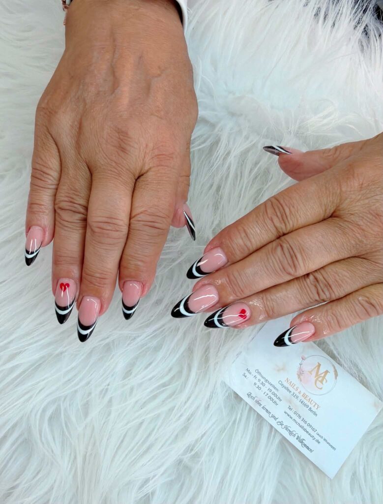 Schwarze French Nails mit Herzdetail im Nagelstudio Berlin Zehlendorf