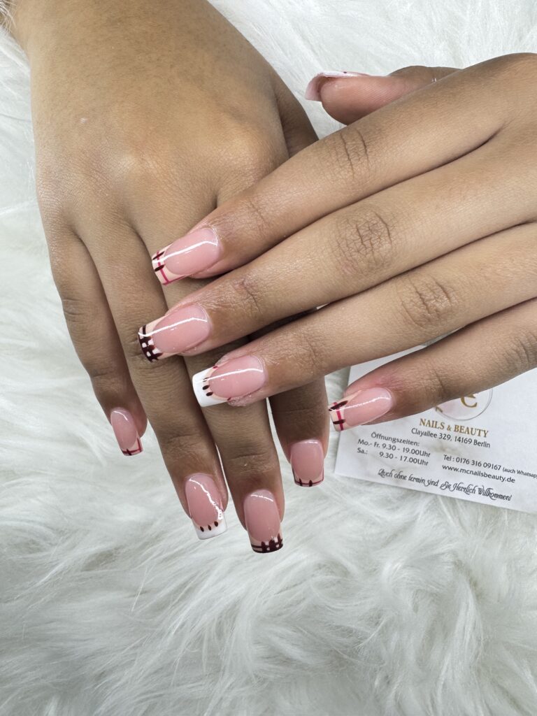 French Manicure mit modernem Twist: Exklusives Nageldesign Berlin Zehlendorf