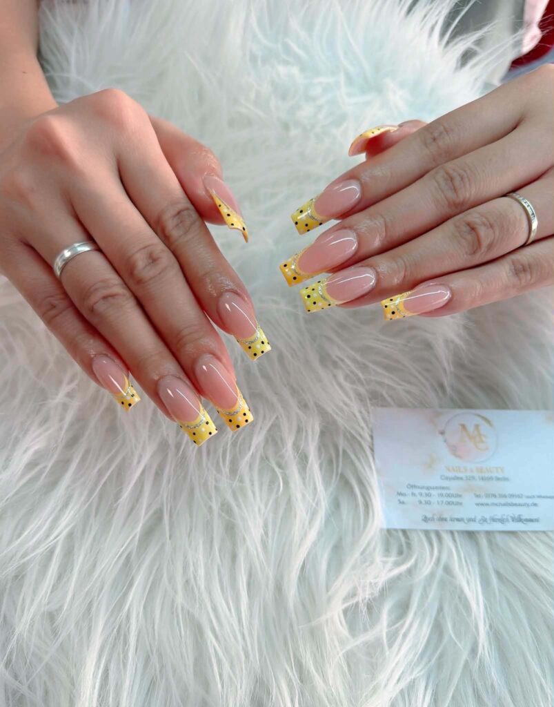 Französische Maniküre in Gelb mit Glitzer und Punkten bei MC Nails & Beauty Berlin
