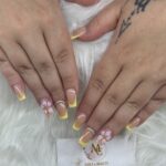 French Maniküre mit gelben Akzenten: Luxus-Nageldesign in Berlin Zehlendorf