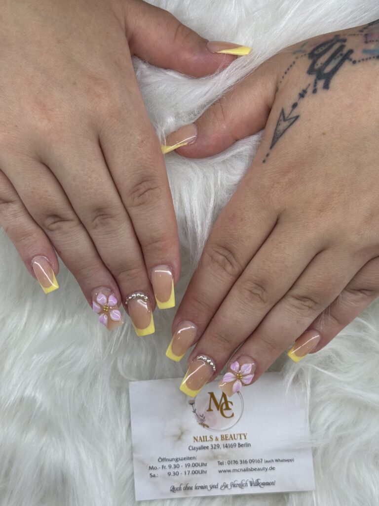 French Maniküre mit gelben Akzenten: Luxus-Nageldesign in Berlin Zehlendorf
