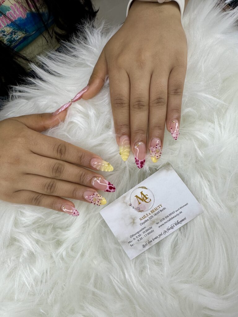 Luxuriöse Nail Art Berlin Zehlendorf: Stiletto Nägel mit Blumen & 3D-Designs