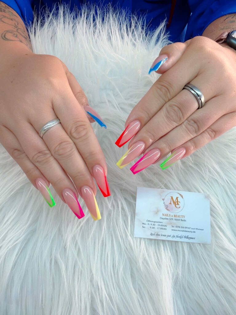 Neon French Nails Berlin: Coffin Nägel im modernen Luxus-Stil