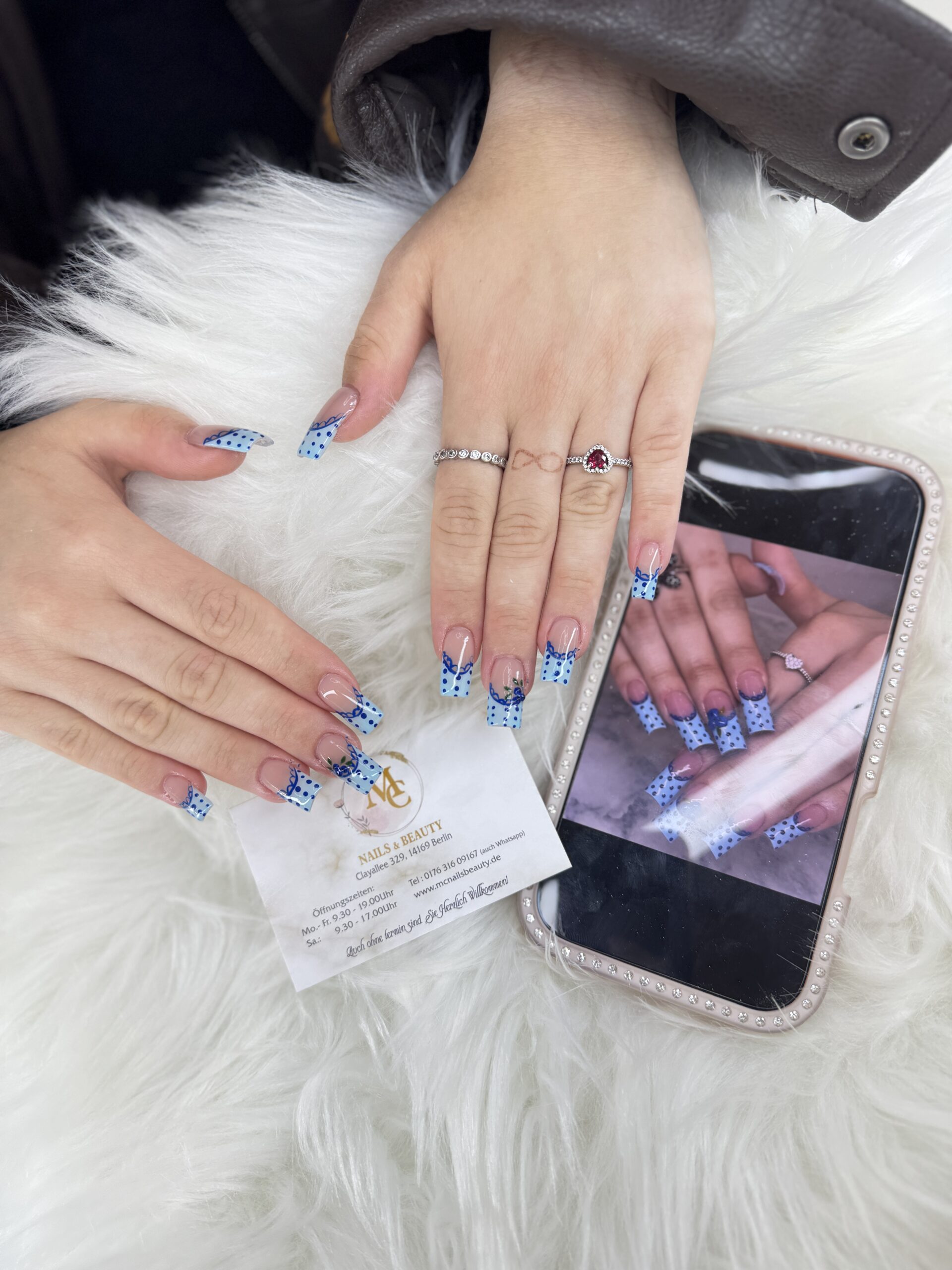 Französische Maniküre mit Nail Art