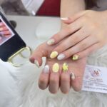Französische Maniküre mit gelber und blauer Blumendekoration – Nageldesign Berlin Zehlendorf