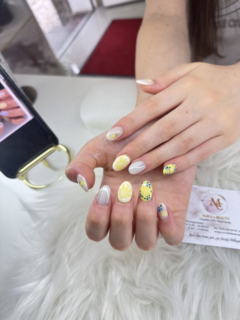 Französische Maniküre mit gelber und blauer Blumendekoration – Nageldesign Berlin Zehlendorf