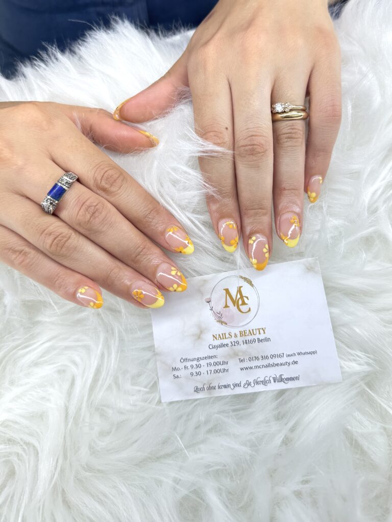 Französische Maniküre mit gelbem Akzent – Luxuriöses Nagelstudio Berlin Zehlendorf