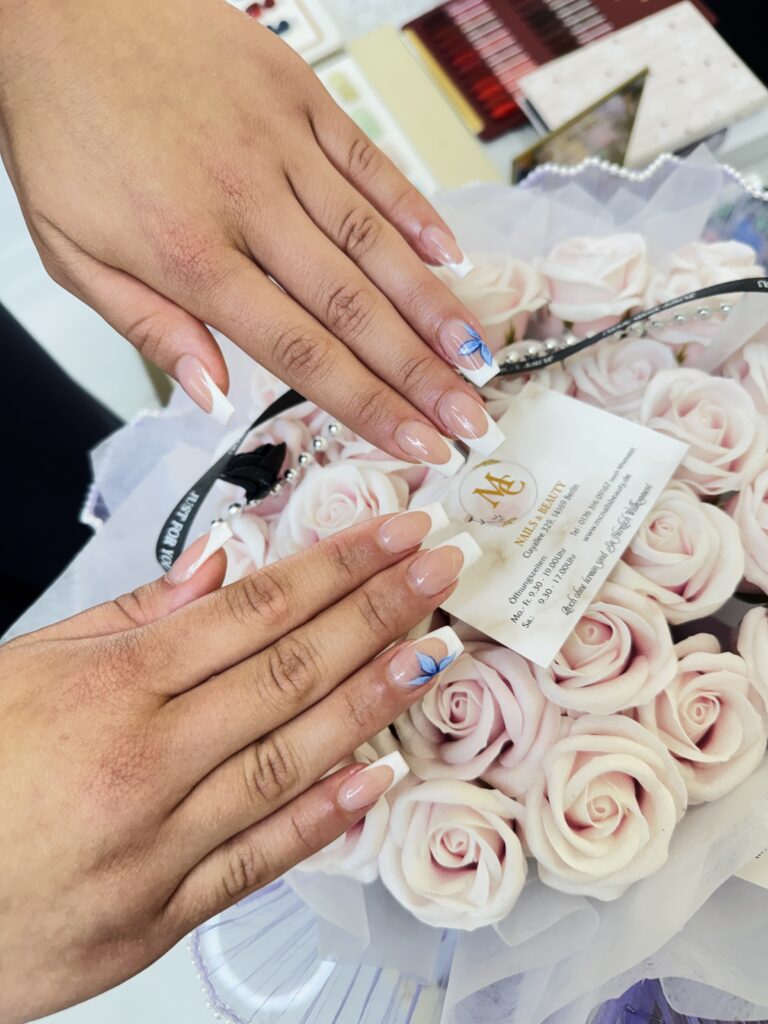 French Nägel mit blauen Blumen: Luxus Nagelstudio Berlin Zehlendorf