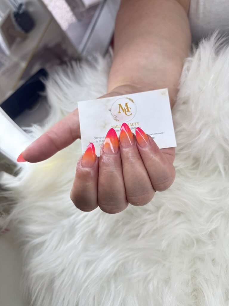 Ombre Nails Berlin Zehlendorf: Neon Gradient Almond Nails im MC Nails & Beauty Studio
