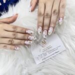 Elegante Strassnägel & weißer French-Look – Luxus Nageldesign Berlin Zehlendorf