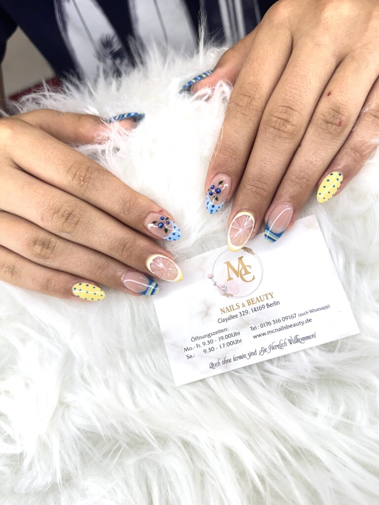 Luxus Nailstudio Berlin Zehlendorf: Handbemalte Frühlingsnägel mit Blumen